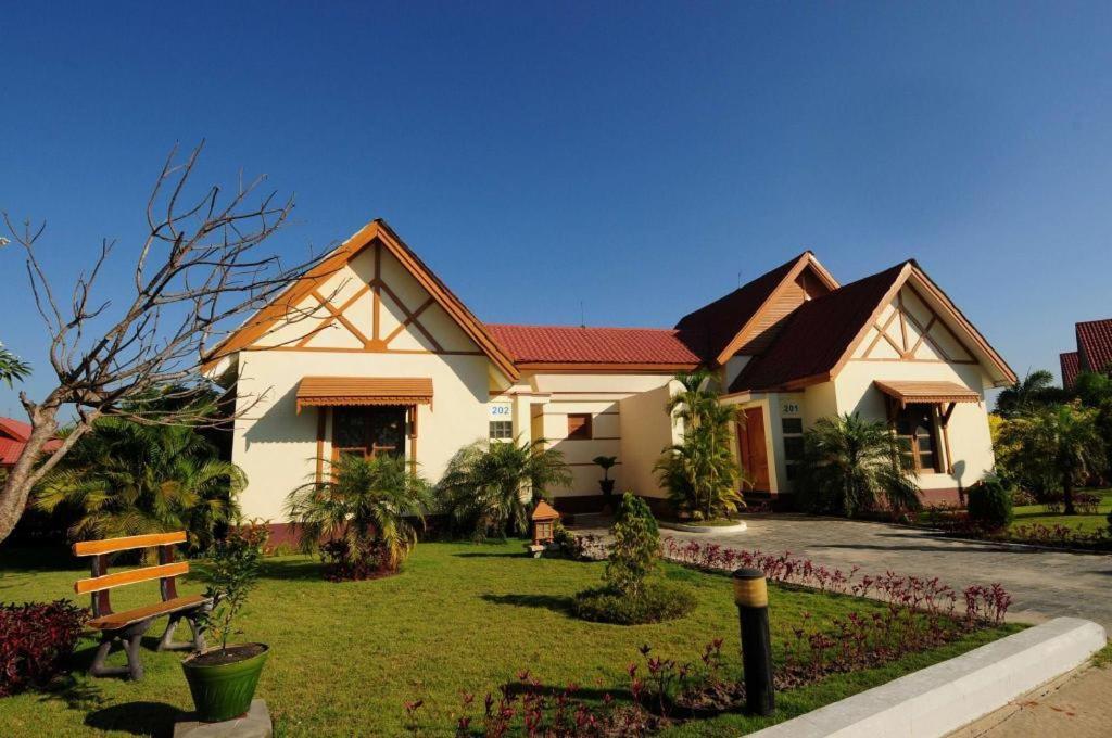 Myat Taw Win Hotel Naypyidaw Exterior foto
